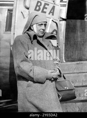 SAR la princesse Alice de Grèce photographiée alors qu'elle montait à bord d'un avion BAE à l'aéroport Northolt pour Rome. Elle est sur son chemin de retour à Athènes après une visite privée en Angleterre. La princesse est une religieuse , qui vit normalement une vie religieuse sur une île de la mer Égée . Elle aura 68 ans la semaine prochaine. 20 février 1953 Banque D'Images