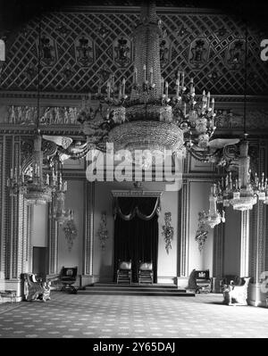 A l'intérieur du palais de Buckingham la salle du trône , plus de 60 pieds de long , utilisé pour les investissements d'Etat et la réception des délégations . Le trône à trois niveaux Dias sous une impressionnante canopée de velours rouge et or est vu à l'extrémité. Les sept beaux lustres , suspercevoir du plafond ensemble donnent une lumière égale à près de 3000 bougies . Un tapis rouge foncé de Bruxelles recouvre le sol et un dégagement élaboré, représentant les guerres des Roses, entoure les murs Banque D'Images