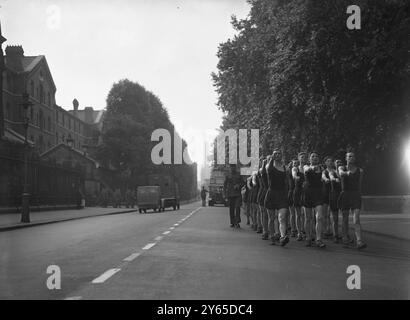 Un détachement du régiment des gardes à la caserne de Chelsea au large de PT Drill en shorts et maillots. 22 juin 1940 Banque D'Images