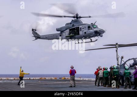 Un hélicoptère UH-1Y Venom du corps des Marines des États-Unis avec le Marine Medium Tiltrotor Squadron 262 (rein.), 31st Marine Expeditionary Unit, décolle du fligh Banque D'Images