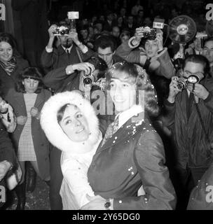 Le chanteur pop Robin Gibb , des Bee Gees , avec sa charmante épouse Molly Hullis 21, après leur mariage au Caxton Hall Register Office à Londres. Robin , voyageait avec Molly dans le train qui s'est écrasé à Hither Green en novembre 1967 , tuant 49 passagers . Il l'a tirée en lieu sûr à travers une fenêtre brisée. 4 décembre 1968 Banque D'Images