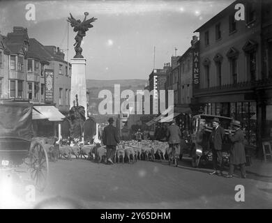 Moutons étant conduit à travers Lewes High Street , Sussex , pendant la foire aux moutons . 1923 Banque D'Images