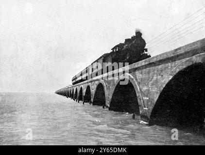 L'extension de la Florida East Coast Railway jusqu'à l'île de Key West a ouvert ses portes en 1912, traversant la mer lors de son passage d'île en île de Coral : le Key West Express approche de long Key Banque D'Images