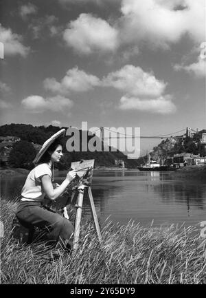 Art sur l'Avon. L'endroit idéal pour un artiste pour enregistrer la beauté de l'Angleterre rurale est cette rive de l'Avon sur laquelle Jean Yates de Bristol est assis pour enregistrer la tranquillité des nuages , des collines et de l'eau . Miss Yates est un modèle d'artiste et une artiste amateur passionnée elle-même. En arrière-plan se trouve le pont suspendu de Clifton. 28 août 1950 Banque D'Images