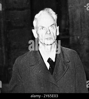 Le général von Mackensen et le lieutenant général Kurt Maeltzer (ancien commandant allemand de Rome) sont jugés par le Tribunal britannique des crimes de guerre de Rome , accusés de la responsabilité du massacre de dix contre un en représailles qui a eu lieu le 24 mars 1944 dans les grottes d'Ardéatine , à environ cinq miles de Rome . 334 Italiens ont été tués en représailles pour un attentat à la bombe dans lequel 32 soldats allemands ont perdu la vie à Rome. Photos : général von Mackensen , ancien commandant de la 14e armée allemande en Italie arrivant à la cour sous la garde militaire britannique . 25 novembre 1946 Banque D'Images