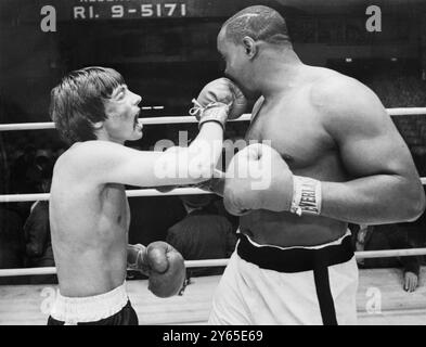 L'idole des milliers , Davy Jones , qui est le seul membre anglais du groupe pop Monkees, se trouve dans la position inconfortable d'être 'clobberé par l'ancien champion du monde poids lourds, M. Sonny Liston . La rencontre a eu lieu pendant le tournage de 'Untitled'. Sonny Liston a interrompu son programme d'entraînement pour faire ses débuts au cinéma. 7 mars 1968 Banque D'Images