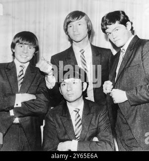 Les membres du groupe pop Monkees sont de gauche à droite Davy Jones , Peter Tork , Mike Nesmith (assis) et Mickey Dolenz le 24 mai 1966 Banque D'Images