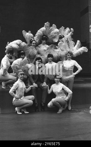 Chanteur Engelbert Humperdinck sur le toit du London palladium avec neuf des danseurs apparaissant avec lui dans la pantomime Robinson Crusoe au théâtre et qui l'accompagnera à Blackpool en été quand il joue dans Holiday Startime au ABC Theatre . 8 avril 1968 Banque D'Images