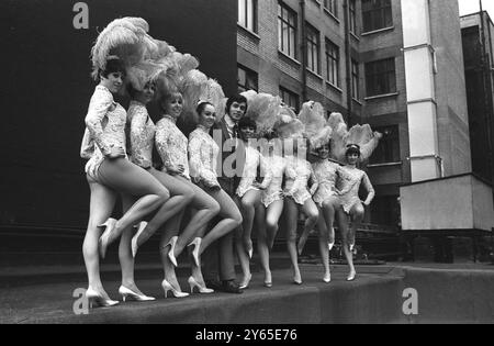 Chanteur Engelbert Humperdinck sur le toit du London palladium avec neuf des danseurs apparaissant avec lui dans la pantomime Robinson Crusoe au théâtre et qui l'accompagnera à Blackpool en été quand il joue dans Holiday Startime au ABC Theatre . 8 avril 1968 Banque D'Images