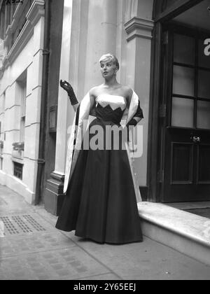 Robe de soirée d'automne ; majestueuse pleine longueur , haut busted , robe de soirée vient de la collection Alice Edwards soir . Appelé 'Marighy', il est en brocart tissé. Le modèle est Sonia Hamilton. 13 juin 1957 Banque D'Images