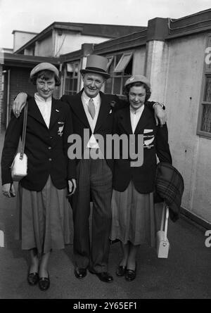 Yvette Williams , meilleur sauteur en longueur du monde (à gauche) et Jean Stewart sont photographiés avec Sir Arthur Porritt - qui a couru aux Jeux olympiques de 1924 et 1928 - lorsqu'ils sont arrivés à l'aéroport de Londres avec d'autres membres de l'équipe olympique néo-zélandaise . 20 juin 1952 Banque D'Images