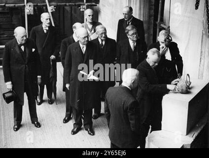 Le Président pose la pierre de la nouvelle Chambre des communes . Colonel Clifton Brown posant la première pierre de la nouvelle Chambre des communes , sous la surveillance de M. Winston Churchill , extrême gauche , et des députés , y compris M. Herbert Morrison ( deuxième à partir de la droite , derrière le Président ) le 26 mai 1948 Banque D'Images