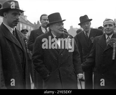 Winnie fait la tournée du jour d'élection de sa circonscription. M. Winston Churchill a fait une tournée électorale dans sa circonscription , Woodford , dans une voiture qui faisait escale dans les bureaux de vote et faisait du démarchage de dernière minute. Une photo de M. Churchill fumant un de ses célèbres cigares lors de sa tournée de Woodford. 23 février 1950 Banque D'Images