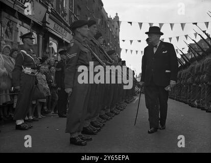 M. Churchill obtient la liberté de Hellfire Corner M. Churchill inspectant une garde d'honneur des buffs du dépôt de Canterbury composé de Z réservistes à Douvres . 15 août 1951 Banque D'Images