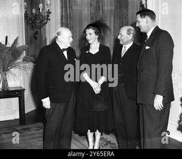 Le roi et la reine danois célèbrent l'anniversaire de Winston Churchills avec un déjeuner M. Winston Churchill , figure légendaire de la politique britannique , a atteint son trois quarts de siècle aujourd'hui et son 75ème anniversaire a été salué par les félicitations de toutes les parties du monde . Il a été diverti à un déjeuner d'anniversaire par le roi et la reine roi de Danemark ici lors d'une visite privée , à l'ambassade du Danemark à l'ambassade du Danemark pour le déjeuner d'anniversaire . De gauche à droite M. Winston Churchill , Quneen Ingrid du Danemark , M. Attlee le premier ministre et le roi Frédéric du Danemark le 30 novembre 1949 Banque D'Images