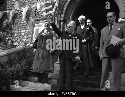 M. Churchill obtient la liberté de Hellfire Corner M. Churchill photographié quittant la mairie de Douvres après avoir reçu la liberté . 15 août 1951 Banque D'Images