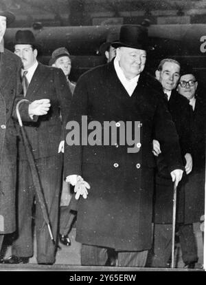 Churchill Electioneeing in Lead M. Churchill a tenu un rassemblement à l'hôtel de ville de Leeds pour faire connaître le point de vue des conservateurs . M. Churchill est applaudi après une partie de son discours à la mairie de Leeds le 4 février 1950 Banque D'Images