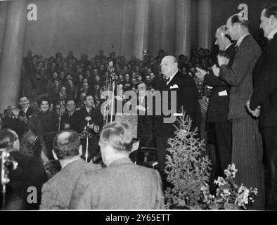 Churchill Electioneeing in Lead M. Churchill a tenu un rassemblement à l'hôtel de ville de Leeds pour faire connaître le point de vue des conservateurs . M. Churchill est applaudi après une partie de son discours à la mairie de Leeds le 4 février 1950 Banque D'Images