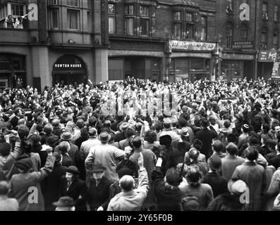 M. Churchill fait la tournée électorale de Hammersmith M. Winston Churchill a visité aujourd'hui la plupart des rues de Hammersmith et s'est adressé à des réunions en plein air au nom du candidat conservateur, Anthony Fell , qui se présente aux élections par dans la circonscription de South Hammersmith . Son adversaire est M. Tom Williams , travailliste . M. Churchill a d'abord fait escale au club constitutionnel de Hammersmith , d'où il a commencé sa tournée du quartier dans une voiture à ciel ouvert le 23 février 1949 Banque D'Images