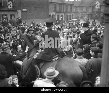 M. Churchill fait la tournée électorale de Hammersmith M. Winston Churchill a visité aujourd'hui la plupart des rues de Hammersmith et s'est adressé à des réunions en plein air au nom du candidat conservateur, Anthony Fell , qui se présente aux élections par dans la circonscription de South Hammersmith . Son adversaire est M. Tom Williams , travailliste . M. Churchill a d'abord appelé au club constitutionnel de Hammersmith , d'où il a commencé sa tournée du quartier dans une voiture à ciel ouvert M. Churchill l'inévitable cigare dans sa bouche est battu par la foule lors de sa visite à Hammersmith 23 février 1949 Banque D'Images