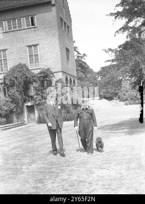 M. Churchill divertit l'Amérique M. Bernard Baruch , homme d'État aîné de l'Amérique est actuellement en visite dans ce pays et séjourne avec son grand ami M. Winston Churchill chez lui à Chartwell , Westerham , Kent ici accompagné par Churchills French Canodle Rufus 12 juillet 1949 Banque D'Images