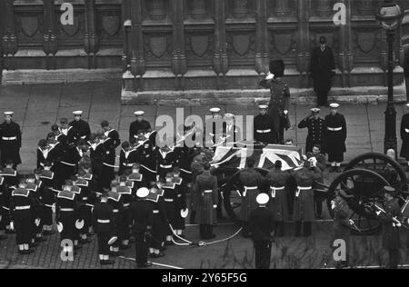 Funérailles de Sir Winston Churchill le groupe porteur des Grenadier Guards place le cercueil drapé du drapeau de Sir Winston Churchill sur le char Royal Naval à l'extérieur de Westminster Hall , Londres , alors que les funérailles d'État du grand homme d'État britannique commencèrent . 30 janvier 1965 Banque D'Images