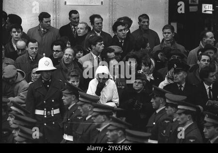 Une femme inconnue pleure Winston section de la foule qui a regardé Sir Winston Churchill procession funéraire d'État dans Whitehall de Londres . 30 janvier 1965 Banque D'Images