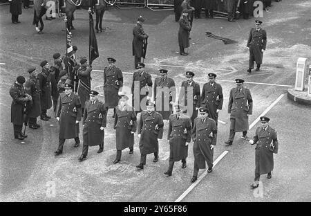 Les quelques ... hommes se souviennent de treize capitaines de groupe et d'un commodore de l'Air , certains des rares , qui en 1940 ont allumé des flammes d'espoir dans le ciel , certains des derniers , qui ont fait le tour du cortège funéraire de Sir Winston Churchill et sont photographiés en passant par le cirque de Ludgate en route vers la cathédrale Saint-Paul . 30 janvier 1965 Banque D'Images