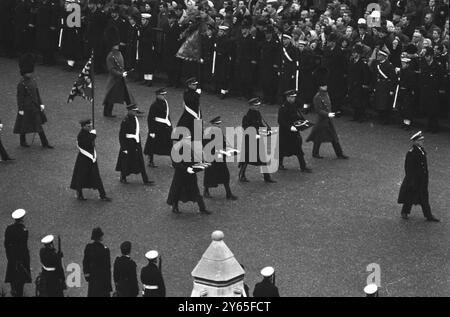 Les porteurs d'insignes dans le cortège funéraire Sir Winston Churchill les ordres et décorations , à l'exception de l'insigne de la jarretière sur le cercueil , sont portés sur des coussins de velours noir par des officiers des Royal Irish Hussars de la Reine alors que le cortège funéraire d'État quitte Westminster pour le service à la cathédrale Saint-Paul . 30 janvier 1965 Banque D'Images