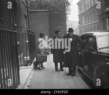 Sir Winston se rend en ville pour déjeuner avec Big Three Diplomatic Activity dimanche à Downing Street, les trois pourparlers de pouvoir entre la Grande-Bretagne , les Etats-Unis et la France se sont poursuivis au Foreign Office , Londres . A la fin de la séance de ce matin, les trois ministres des affaires étrangères sont passés du ministère des affaires étrangères au 10 Downing Street , où ils ont déjeuné avec Sir Winston Churchill Sir Winston Churchill arrivant à Noo 10 Downing Street avec son chien ' Rufus ' pour le déjeuner. Sir Winston avait conduit de sa maison à Chartwell, Kent le 18 octobre 1953 Banque D'Images