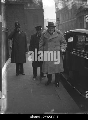 Sir Winston revient de Noël à Chequers le premier ministre , Sir Winston Churchill , descend de sa voiture à l'extérieur du 10 Downing Street à son retour de Chequers où il a passé Noël . Il doit présider la première réunion du Cabinet depuis le 18 décembre, après quoi il quittera de nouveau Londres pour Chartwell , sa maison dans le Kent le 29 décembre 1953 Banque D'Images