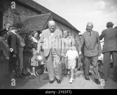 Petit-fils de Churchills baptisé Monty est parrain le nouveau fils du Capt et de Mme Christopher Soames , gendre et fille de M. Winston Churchill , premier ministre , a été baptisé aujourd'hui à l'église paroissiale de Westerham . L'un des parrains était le maréchal vicomte Bernard Montgomery et l'autre était M. Jock Colville , qui était le secrétaire privé de la Reine quand elle était princesse Elizabeth . L'un des noms d'enfants était Bernard d'après 'Monty' et l'autre Jeremy par lequel il sera connu. M. et Mme Winston Churchill étaient présents à la cérémonie . Monty Field Marshal Vicomte Sir Banque D'Images