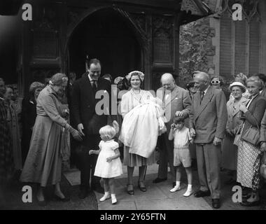 Churchills petit-fils baptisé et Monty est parrain le nouveau fils du Capt et de Mme Christopher Soames , gendre et fille de M. Winston Churchill , premier ministre , a été baptisé aujourd'hui à l'église paroissiale de Westerham . L'un des parrains était le maréchal vicomte Bernard Montgomery et l'autre était M. Jock Colville , qui était le secrétaire privé de la Reine quand elle était princesse Elizabeth . L'un des noms d'enfants était Bernard d'après 'Monty' et l'autre Jeremy par lequel il sera connu. M. et Mme Winston Churchill étaient présents à la cérémonie . Un groupe très charmant à l'extérieur Banque D'Images