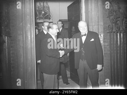 Le Parlement turc appelle le premier ministre au n° 10 M . Adnan Menderes , premier ministre de Turquie , et M . FAUD Koprulu , ministre turc des Affaires étrangères a commencé leur visite au Royaume-Uni en tant qu'invité de sa Majesté le gouvernement . Ils devraient rester environ une semaine. Ce matin, ils ont tous deux demandé à M. Winston Churchill , premier Ministre britannique au 10 Downing Street M. Churchill a fait ses adieux à M. Adnan Mendered , alors qu'il quittait ce matin le 10 Downing Street , après la visite de M. Adnan Menderes, il s'est rendu au bureau des affaires étrangères pour rencontrer M. Eden, Ministre britannique des affaires étrangères le 14 octobre Banque D'Images