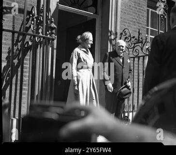 Le ministre britannique des Affaires étrangères épouse les premiers ministres nièce le ministre britannique des Affaires étrangères, M. Anthony Eden , est toujours une figure populaire ; il était donc naturel que des foules se rassemblent pour lui souhaiter bonheur lorsqu'il s'est marié au bureau du registre de Caxton Hall à Londres avec Mlle Clarissa Churchill , la nièce de M. Churchill a assisté à la cérémonie , et ensuite, il a donné un déjeuner au couple heureux au n ° 10 Downing Street premier ministre Winston Churchill et Mme Churchill quittant le n ° 10 Downing Street pour la cérémonie à Caxton Hall 14 août 1952 Banque D'Images