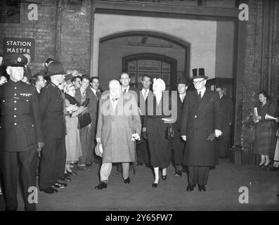 M. Churchill part pour Scarborough M. Winston Churchill part pour Kings Cross Station London cet après-midi , pour Scarborough , Yorkshire , où se tient la conférence du parti conservateur . Scarborough prépare un grand accueil pour lui. Des milliers de personnes seront présentes lorsqu'il parlera en tant que chef de paarty à la réunion de masse lorsque la conférence se termine M. et Mme Churchill, surveillés par des admirateurs lorsqu'ils arrivent à bord du train à Kings Cross pour Scarborough le 9 septembre 1952 Banque D'Images