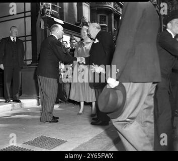 Le ministre britannique des Affaires étrangères épouse les premiers ministres nièce le ministre britannique des Affaires étrangères, M. Anthony Eden , est toujours une figure populaire ; il était donc naturel que des foules se rassemblent pour lui souhaiter bonheur lorsqu'il s'est marié au bureau du registre de Caxton Hall à Londres avec Mlle Clarissa Churchill , la nièce de M. Churchill a assisté à la cérémonie , et après il a donné un déjeuner au couple heureux au n ° 10 Downing Street M. et Mme Winston Churchill sont accueillis à leur arrivée à Caxton HallPor le mariage de M. Eden aujourd'hui 14 août 1952 Banque D'Images