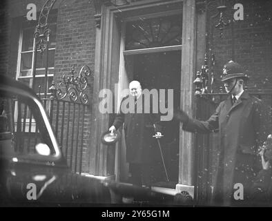 M. Churchill quitte pour reconstruire M. Winston Churchill , premier ministre britannique , qui est revenu de sa tournée en Amérique et au Canada , cet après-midi a quitté le 10 Downing Street , pour la chambre des communes où le Parlement a été ré - assemblé cet après-midi . Ici, M. Winston Churchill donne un sourire en quittant le 10 Downing Street le 29 janvier 1952 Banque D'Images