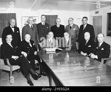 Un premier ministre et son parti à bord du Williamsburg de gauche à droite première rangée , Anthony Eden , Winston Churchill , Président Truman , Dean Acheson , John Snyder , et Robert A Lovett , rangée arrière de gauche à droite Walter Gifford , général de l'armée Omar N . Bradley , Sir Oliver Shewell Franks , Lord Cherwell , Lord Ismay et W , Averell Harriman , Banque D'Images