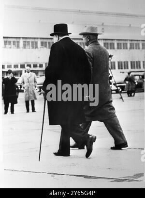 Ils marchent ensemble M. Winston Churchill ( caméra la plus proche ) et le président Truman quittant l'aérodrome ensemble lorsque le président a accueilli le premier ministre britannique le 6 janvier 1952 Banque D'Images