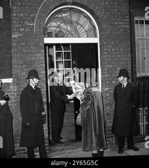 La famille Soames au n° 28 sur la photo arrivant au n° 28 , Hyde Park Gate , où Sir Winston Churchill est gravement malade d'un accident vasculaire cérébral , sont de gauche à droite , Jeremy Charlotte et Emma Soames , M. Christopher Soames , ministre de l'Agriculture du dernier gouvernement conservateur , et Nicholas Soames . 18 janvier 1965 Banque D'Images