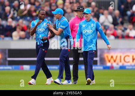 L'anglaise Jofra Archer (à gauche) célèbre le bowling de l'australien Matthew Short lors du troisième match international d'une journée au Seat unique Riverside, Chester-le-Street, dans le comté de Durham. Date de la photo : mardi 24 septembre 2024. Banque D'Images