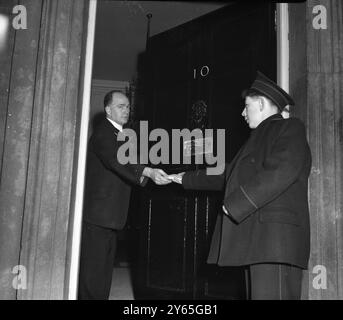 Joyeux anniversaire Winston Britains premier ministre, M. Winston Churchill a 77 ans . Il le célèbre avec une petite fête pour sa famille et ses amis à Downing Street , la résidence officielle . Télégrammes salutations et fleurs sont arrivés. 30 novembre 1951 Banque D'Images