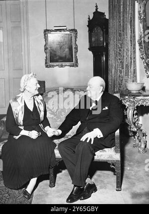 Photo d'anniversaire le très honorable Winston Churchill Britains le premier ministre et ministre de la Défense célèbre son 77e anniversaire . Cette photo a été prise au 10 Downing Street , sa résidence officielle en tant que premier ministre. Avec lui se trouve sa femme , dont l'appréciation et l'aide constantes ont beaucoup contribué à encourager M. Churchill tout au long de sa carrière , le 30 novembre 1951 Banque D'Images