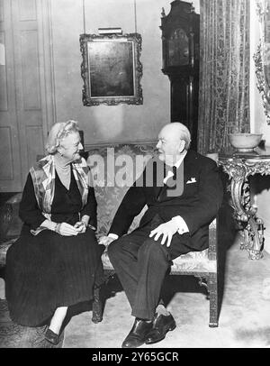 Photo d'anniversaire le très honorable Winston Churchill Britains le premier ministre et ministre de la Défense célèbre son 77e anniversaire . Cette photo a été prise au 10 Downing Street , sa résidence officielle en tant que premier ministre. Avec lui se trouve sa femme , dont l'appréciation et l'aide constantes ont beaucoup contribué à encourager M. Churchill tout au long de sa carrière , le 30 novembre 1951 Banque D'Images