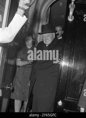 Churchill revient à l'occasion de son anniversaire mémorable, Sir Winston Churchill , homme d'État aîné de Grande-Bretagne , en pleine forme , s'arrête sur le pas de sa Hyde Park Gate , maison de Londres , avant de monter dans la voiture qui l'a emmené à la Chambre des communes . 14 mai 1963 Banque D'Images