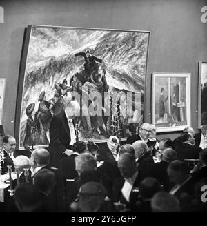 Churchill écoute debout et parlant au micro est le premier secrétaire d'État britannique , le très honorable Mr R A Butler , lors d'un dîner annuel de la Royal Academy of Arts . Assis à droite du fond et écoutant sous une fresque géante se trouve l'homme d'État aîné de Grande-Bretagne, Sir Winston Churchill, 88 ans, dont la retraite a été révélée plus tôt. 1er mai 1963 Banque D'Images