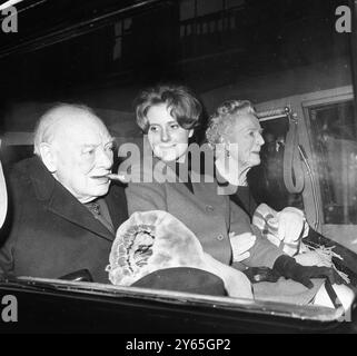 Elle partage son jour de gloire Lady Clementine Churchill , partage son jour de gloire avec son mari , Sir Winston Churchill et leur fière petite fille , Miss Edwina Dixon , alors qu'ils voyagent dans la voiture à leur maison Hyde Park Gate . 1er avril 1963 Banque D'Images