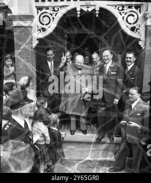 Sir Winston visite sa circonscription de Woodford à la veille des élections générales , Sir Winston Churchill , ancien premier ministre, visite sa circonscription de Woodford , Essex . Ici, il donne son fameux signe ' V ' à quelques enfants devant le siège du Parti conservateur de Woodford le 25 mai 1955 Banque D'Images