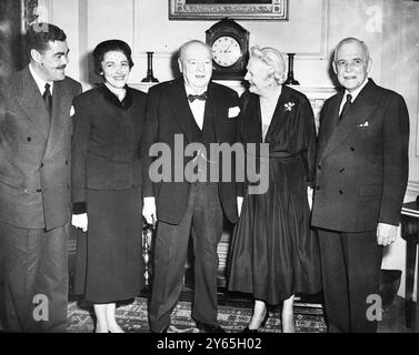 Le premier ministre du Canada déjeunera avec sir Winston Churchill au 10 Downing Street le premier ministre du Canada, M. Louis St Laurent, est maintenant à Lonodn pour une tournée mondiale afin de rencontrer des dirigeants à la recherche d'une approche de la paix . De gauche à droite Jean Paul St Laurent , fils du premier ministre canadien Mme Hugh O ' Donnell , fille de M. Louis St Laurent , Sir Winston Churchill , et Lady Churchill et M. Louis St Laurent 6 février 1954 Banque D'Images